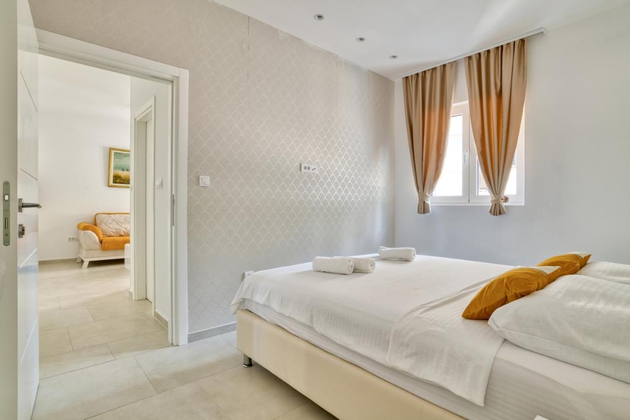 The Golden Luxury Apartments โกตอร์ ภายนอก รูปภาพ