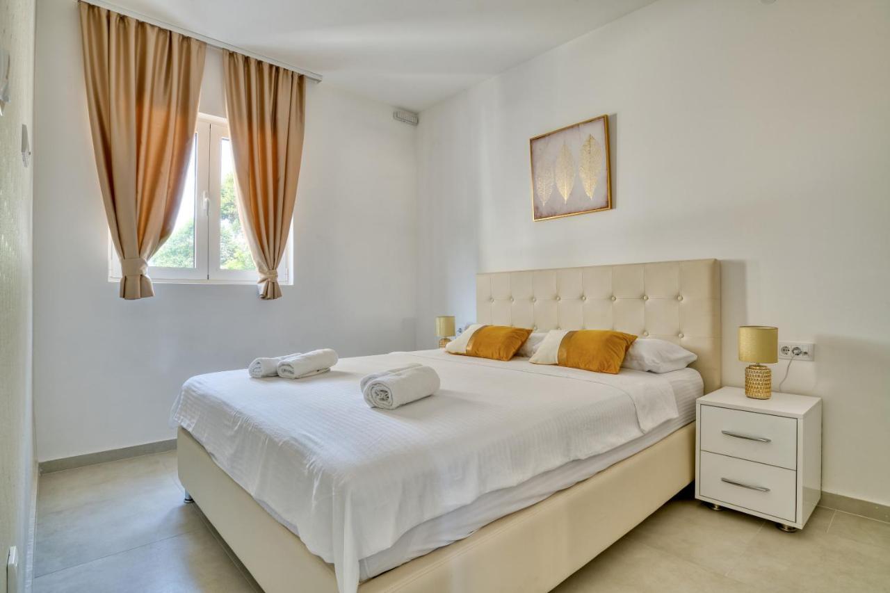 The Golden Luxury Apartments โกตอร์ ภายนอก รูปภาพ