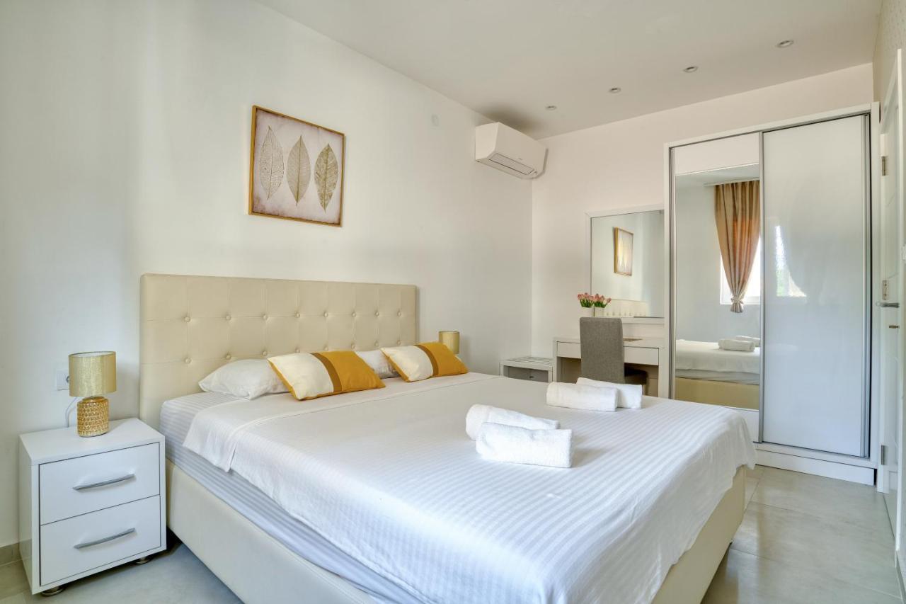 The Golden Luxury Apartments โกตอร์ ภายนอก รูปภาพ