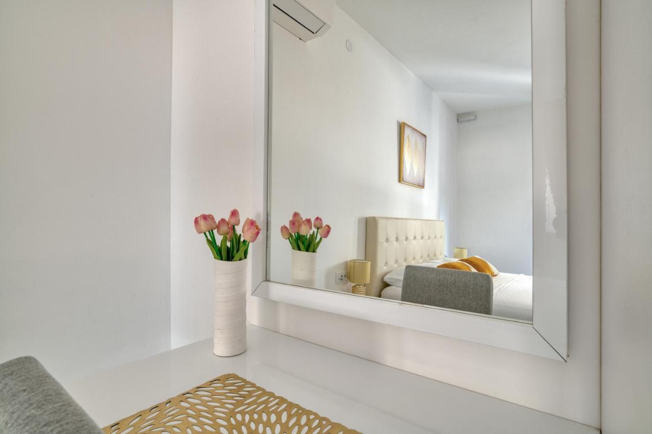 The Golden Luxury Apartments โกตอร์ ภายนอก รูปภาพ
