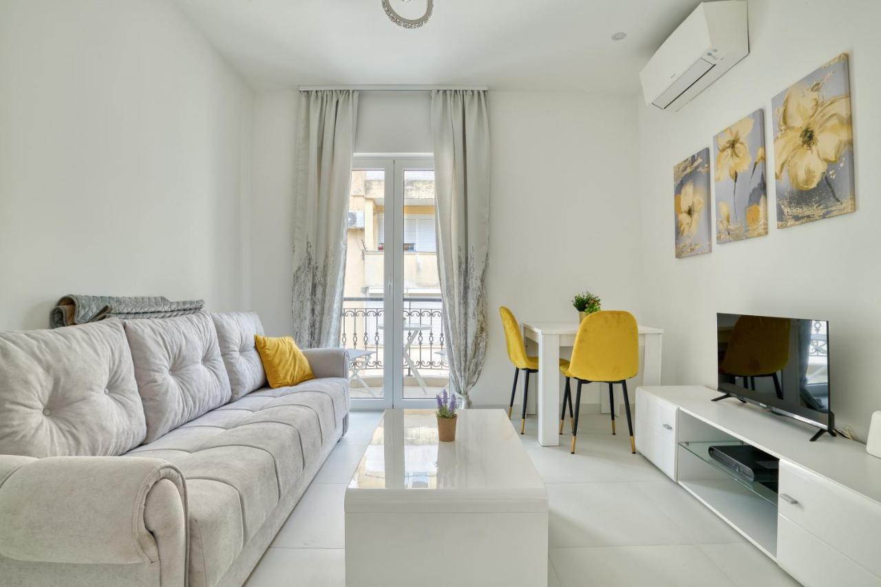The Golden Luxury Apartments โกตอร์ ภายนอก รูปภาพ