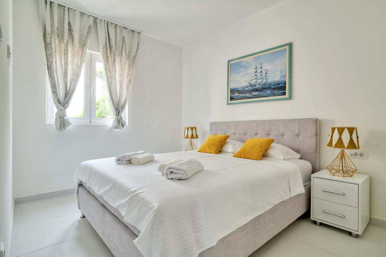 The Golden Luxury Apartments โกตอร์ ภายนอก รูปภาพ