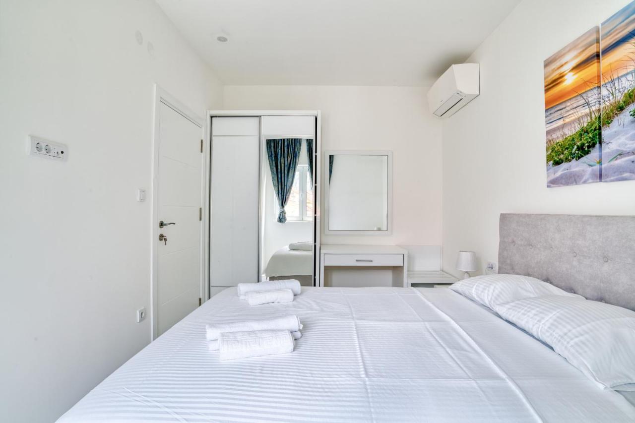 The Golden Luxury Apartments โกตอร์ ภายนอก รูปภาพ