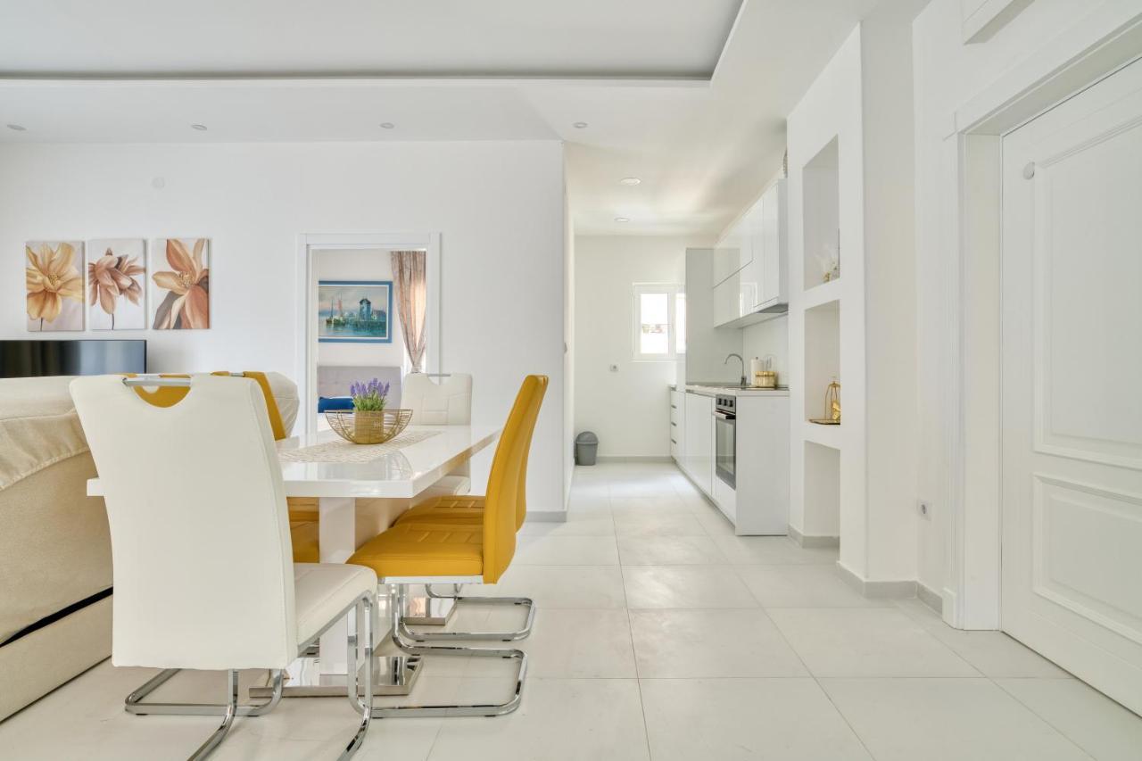 The Golden Luxury Apartments โกตอร์ ภายนอก รูปภาพ