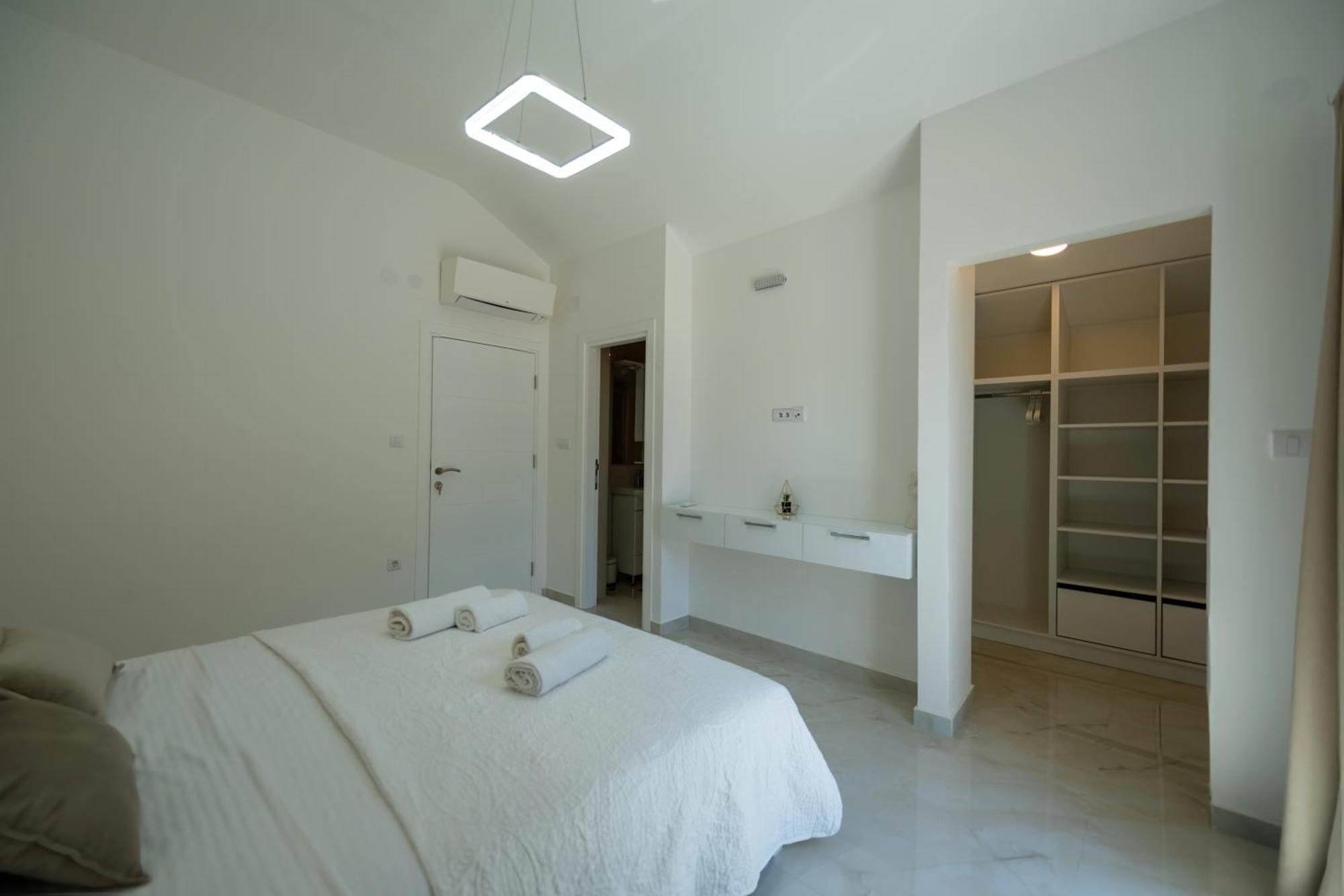 The Golden Luxury Apartments โกตอร์ ภายนอก รูปภาพ