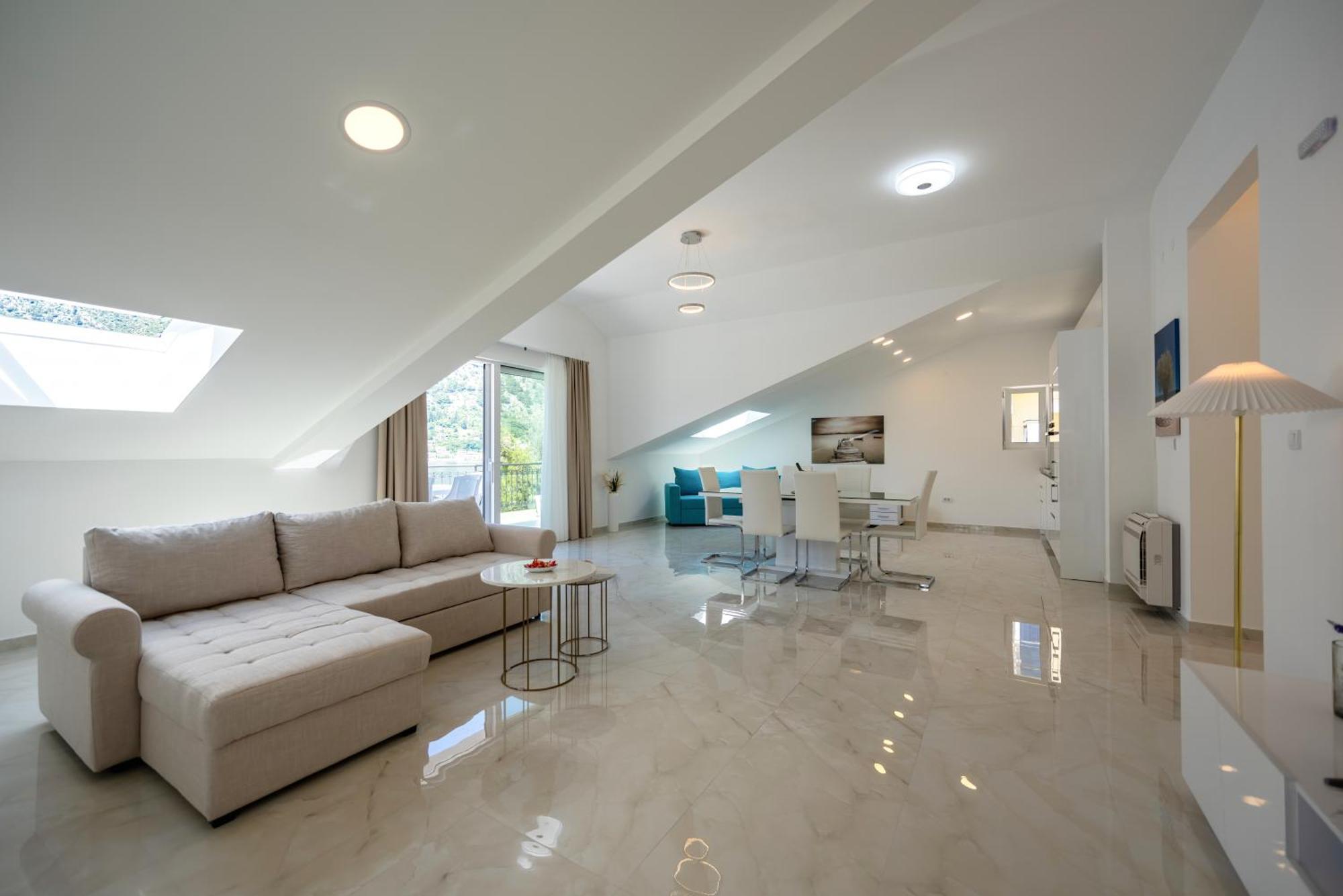 The Golden Luxury Apartments โกตอร์ ภายนอก รูปภาพ