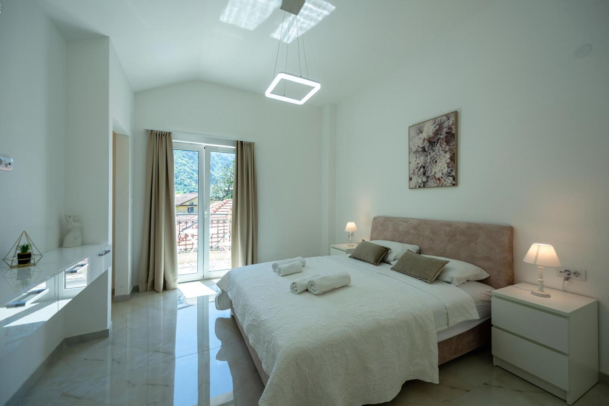 The Golden Luxury Apartments โกตอร์ ภายนอก รูปภาพ