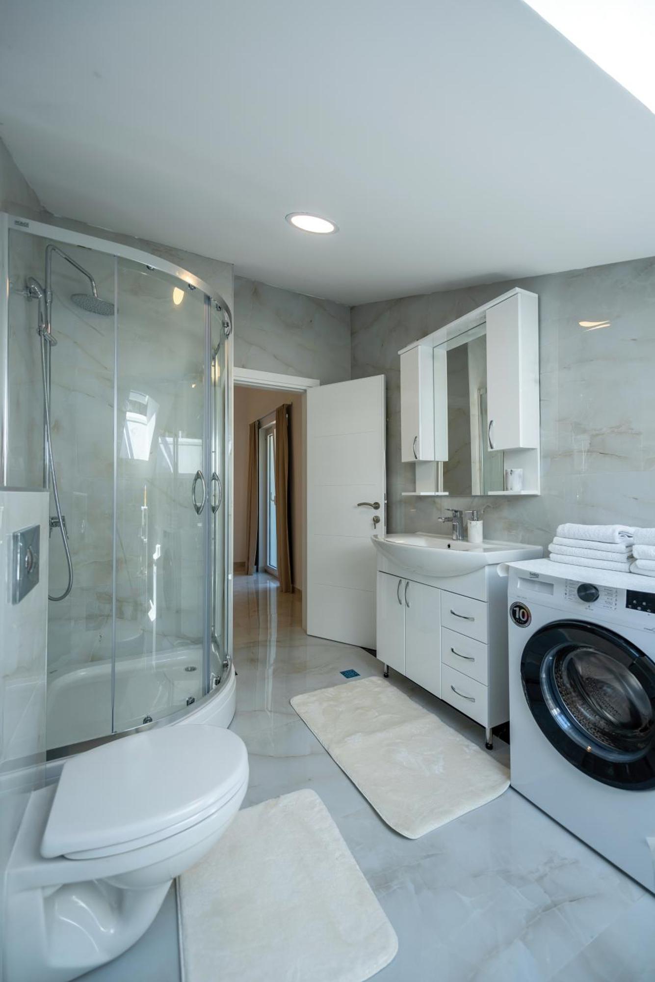 The Golden Luxury Apartments โกตอร์ ภายนอก รูปภาพ